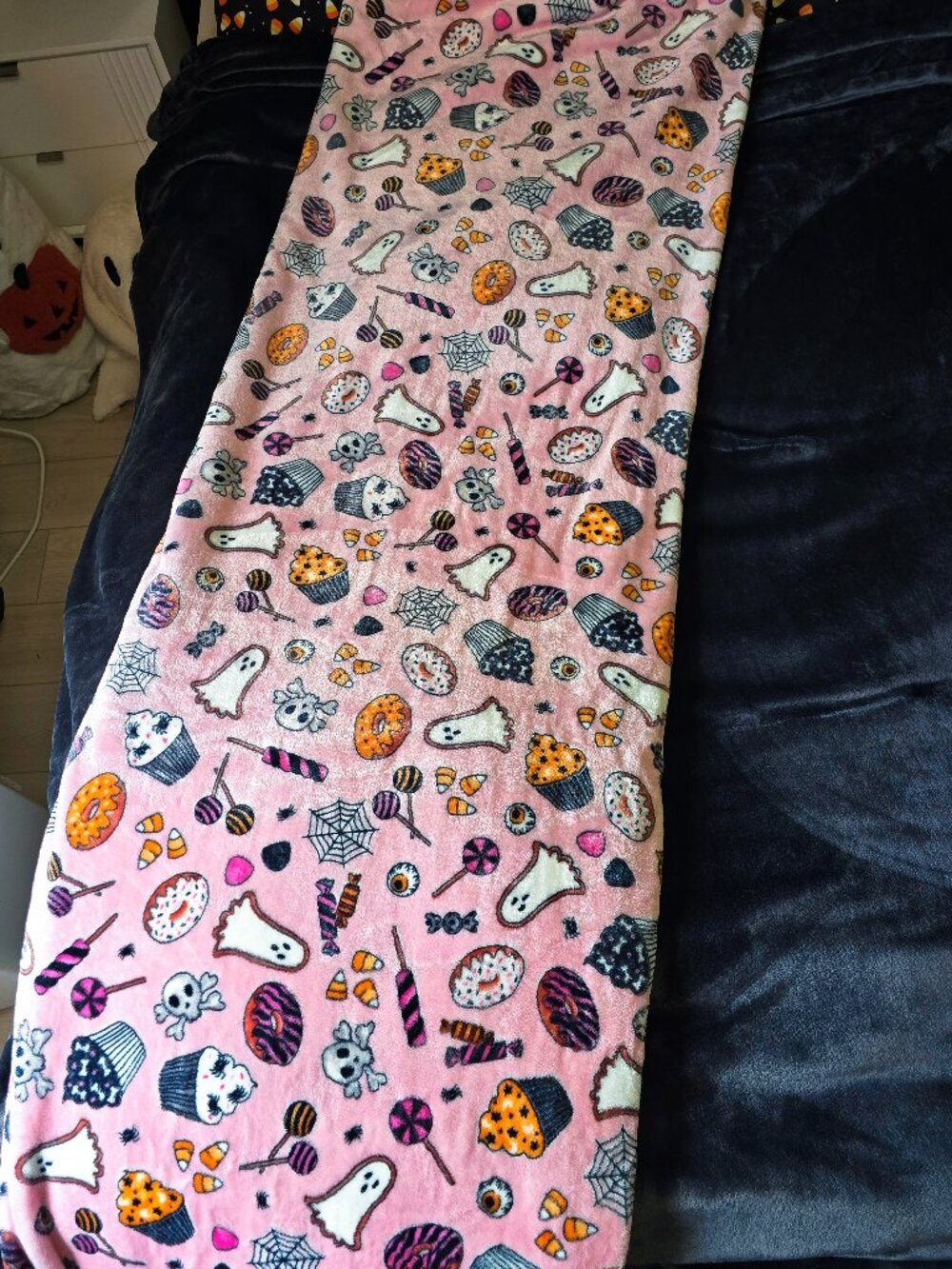 Isaac Mizrahi Pink Halloween Treats Plush Full/Queen Blanket